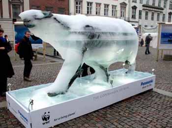 Sculpture Mark Coreth Ours de Glace en marge du sommet de Copenhague source photo Paper Plane